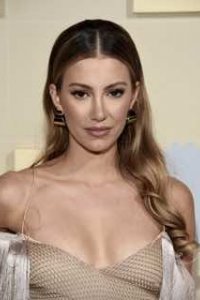 Наташа Холл